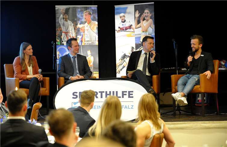 Moderator Holger Wienpahl (Zweiter von rechts) interviewte (von links) die aus Bad Breisig stammende Kanutin Ricarda Funk. Thomas Schmidt und Mathias Mester.