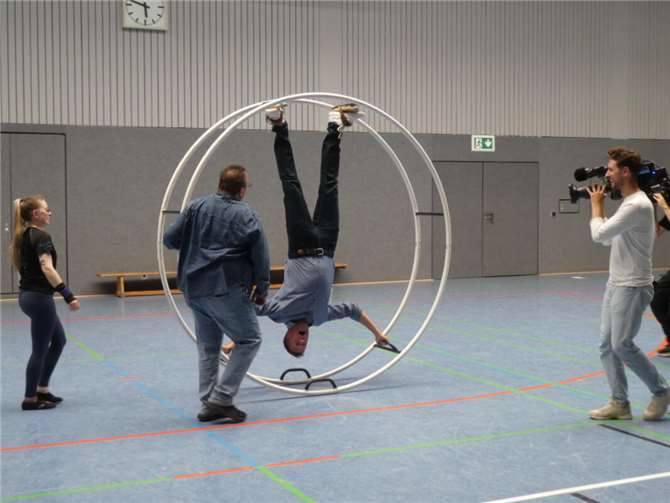 Moderator Jans Hübchen dreht eine Runde im Rhönrad.