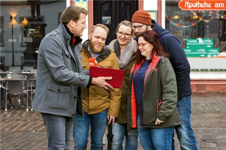 Moderator Jens Hübschen (li.), will testen, will wissen, was die Mitmenschen so wissen über ihre Stadt und ihr Land. In seinem kleinen Laptop hat er Fragen und Filme dabei und so können willige Mitspieler auf der Stelle spielen und punkten, wie hier in der Fußgängerzone. Copyright: SWR/Carsten Costard