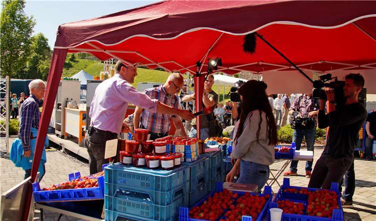 Moderator Jens Hübschen mit Dirk Heuserbeim Einkauf auf dem Höhr-Grenzhäuser Wochenmarkt.
