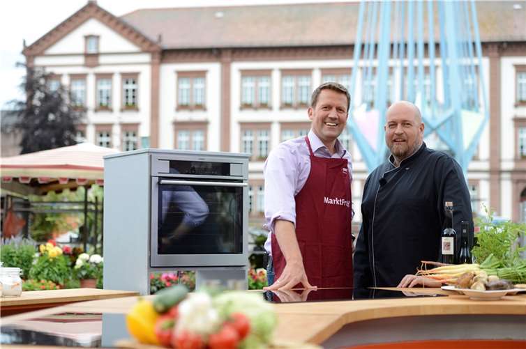 Moderator Jens Hübschen und Profikoch Frank Brunswig werden sich auf dem Mayener Marktplatz ein unterhaltsames Kochduell liefern. Foto: Pressefoto Südwestrundfunk