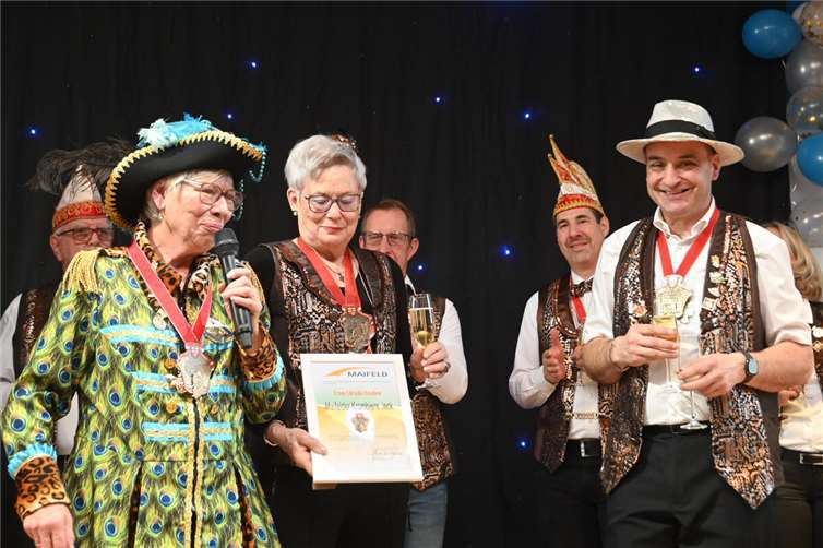 Moderator Karl-Heinz Löhr gehörte zu den ersten Gratulanten.