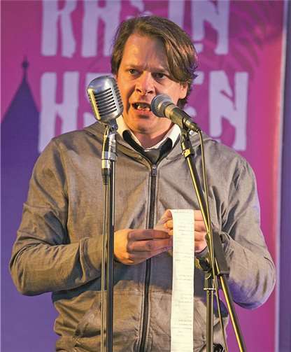 Moderator Lasse Samström präsentierte dem Publikum eine zwei Meter lange Kostprobe der von ihm erfundenen „Schüttelprosa“.