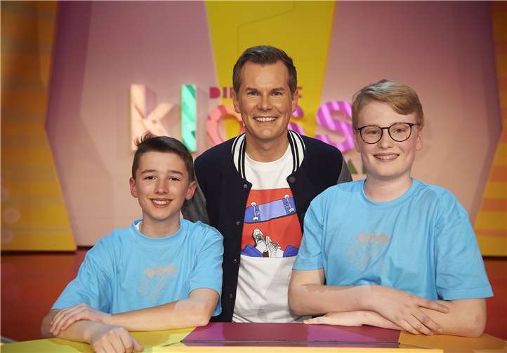 Moderator Malte Arkona mit Jakob und Janne aus der Klasse 7b vom Landesmusikgymnasium aus Montabaur.