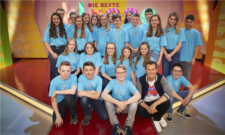 Moderator Malte Arkona mit der Klasse 7b vom Landesmusikgymnasium aus Montabaur. Fotos: KiKA/Melanie Grande