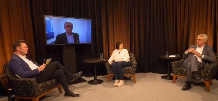 Moderator Marc Ulrich (v.l.) begrüßte zur dritten Talk-Runde des ersten Corona-Online-Gipfels im Kreis MYK im Studio Daniela Becker-Keip von der Handwerkskammer Koblenz und Henning Schröder von der Wirtschaftsförderung Mittelrhein. Zugeschaltet war zudem Martin Neudecker von der IHK Koblenz. Foto: Neue Werft