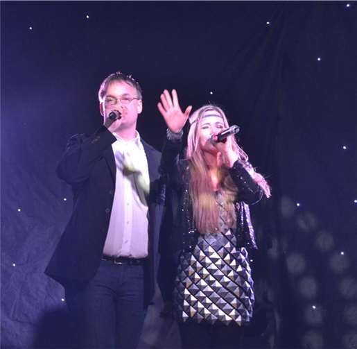 Moderator Marcel Möcking und Sängerin Marry.