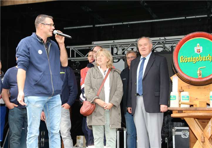 Moderator Mark Barthel begrüßt die Beigeordneten der Stadt Loni Weller und Bernhard Wiemer.