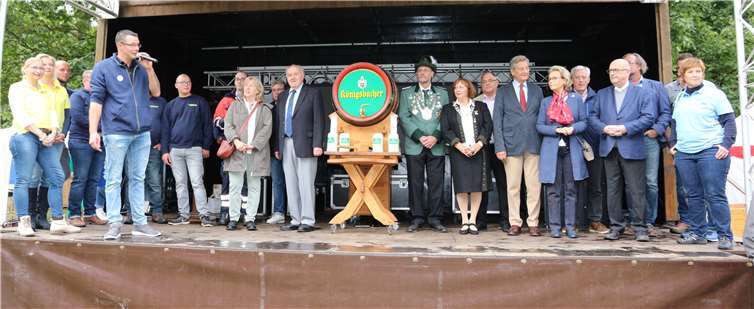 Moderator Mark Barthel mit Politikern und Abordnungen der Sayner Vereine bei der Eröffnung des 41. Burgen- und Parkfestes.Fotos: GM