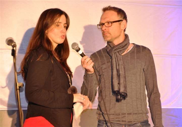 Moderator Martin Groß im Gespräch mit der ersten Vorsitzenden Monika Flieger bei aufgeschlagen! 2016.privat