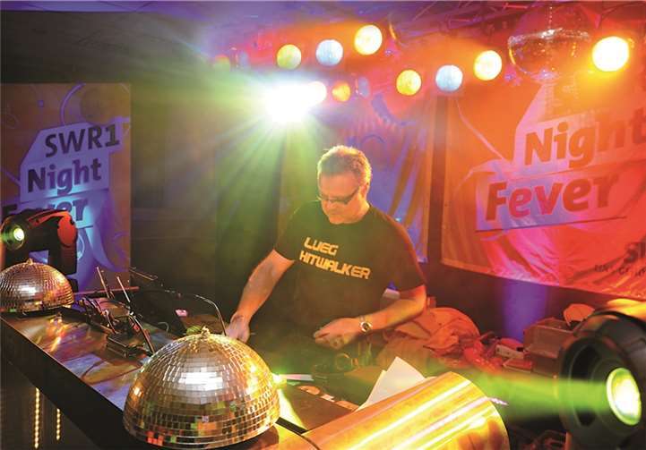Moderator Michael Lueg sorgt für gute Musik am DJ-Pult. SWR1