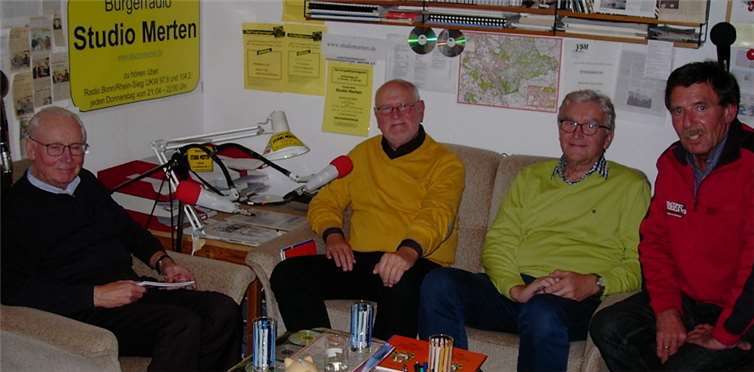 Moderator Norbert Dargel (rechts) plaudert mit seinen Gästen (von links) Paul Faßbender, Hans Gimnich und Helmut Anzt.privat