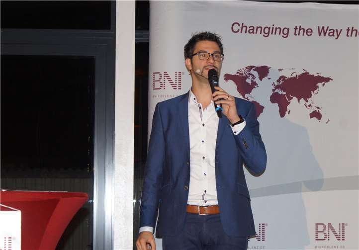 Moderator Raphael Stenzhorn begrüßte die Teilnehmer der außergewöhnlichen Geburtstagsparty.Fotos: KH