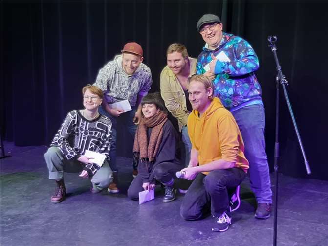 Moderator Salomon Hofstöttter (rechts) mit Gewinnerin Lala aus Neuwied (vorne Mitte) und den anderen Teilnehmern.  Foto: privat