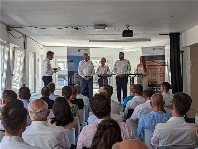 Moderator Stefan Söhngen, Günther Jertz (IHK Rheinhessen), Thomas Wolff (Wolfcraft GmbH), Musa Smakaj (ZILONIS GmbH) Sophia Jungk (JUWÖ Poroton-Werke, Ernst Jungk & Sohn GmbH) (v. l.).