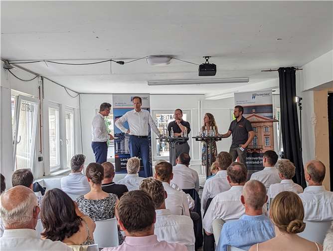 Moderator Stefan Söhngen, Ludwig Holle (CDU-Stadtratsfraktion Mainz), Frank Hüther (Abacus Alpha GmbH), Corinna Seidel (Krupp-Verlags GmbH), Julian Brunnmüller (MTS Knobloch GmbH) (v. l.).Fotos: Malte Rieth