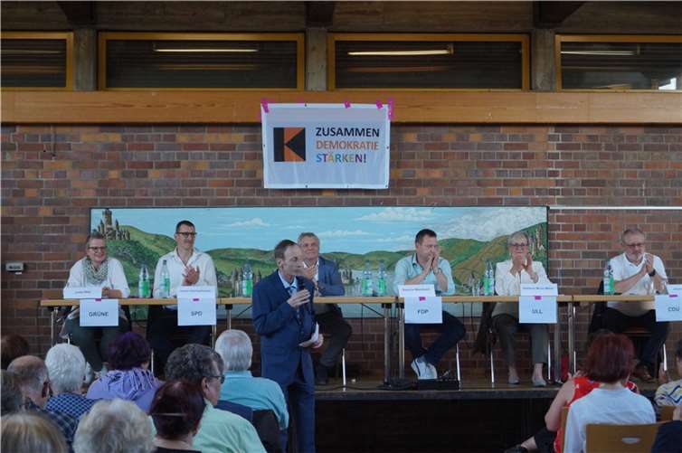 Moderator Thomas J. Scheid und die sechs Podiumsgäste aus den Parteien und Wählergruppen. Fotos: Schneider/privat
