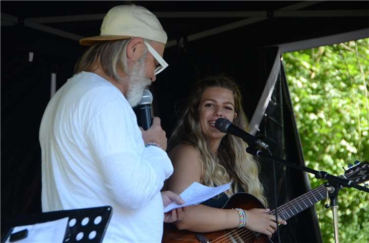 Moderator Thomas Spitz im Gespräch mit der Rheinbacher Singer-Songwriterin Lena Huckemann. Fotos: privat