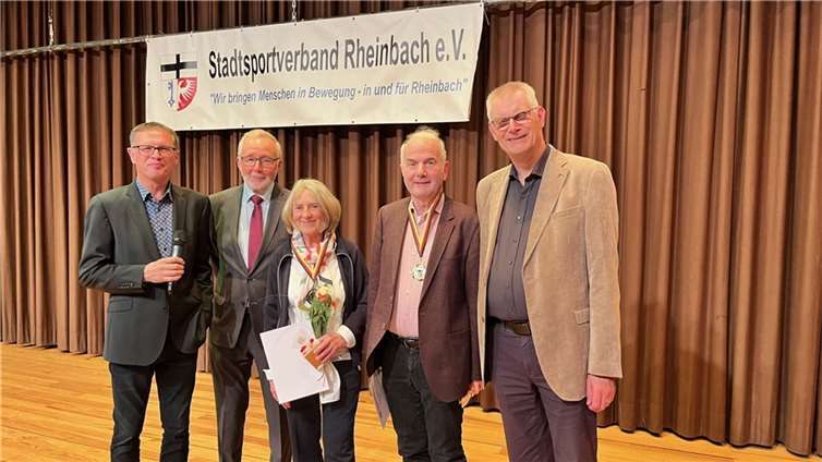 Moderator und stellv Vorsitzender Dieter Schmidt. Karl-Heinz Carle, vors. SSV, Gabriele und Rudolf Funke. Ehrung für jahrzehntelange Wettkampfrichter und Prüfer Sportabzeichen. Bürgermeister Ludger Banken.