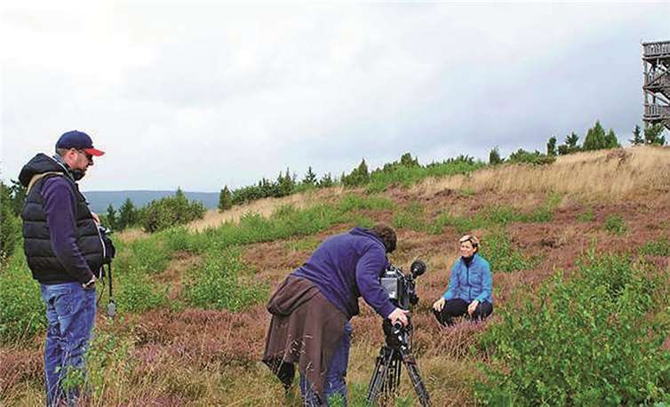 Moderatorin Constanze von Haza-Radlitz sendete mit ihrem Team vom Wacholderheidegebiet Weiselstein den SWR-Wetterbericht. Christoph Grones