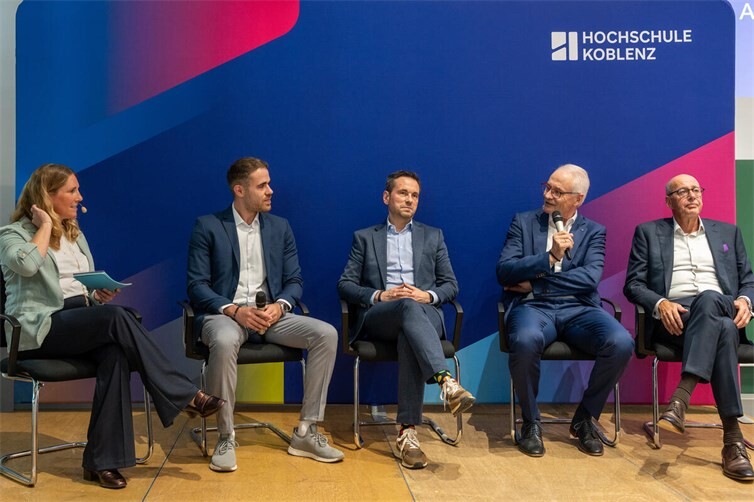 Moderatorin Jennifer de Luca mit den Gästen der Talkrunde aus Hochschule, Stadt und Wirtschaft: Alpay Aydin, David Langner, Prof. Dr. Karl Stoffel und Thomas Brahm (v.li.n.re.). Bild: Hochschule Koblenz