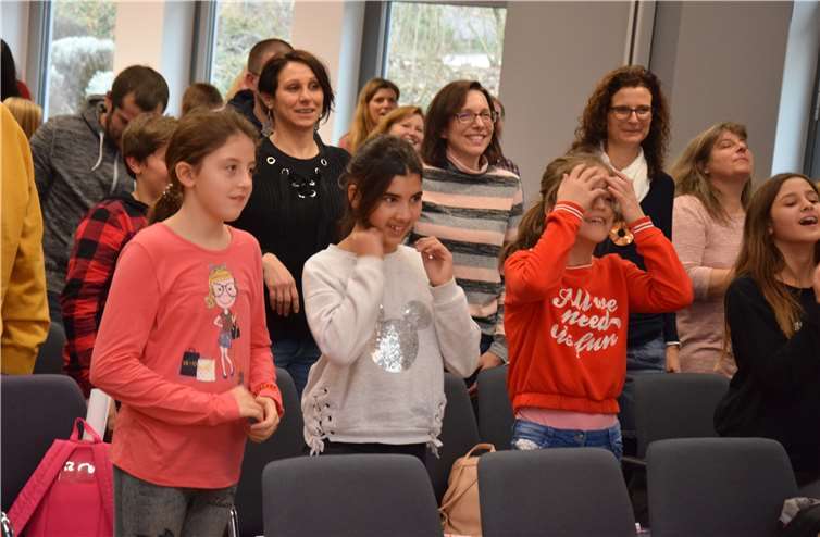 Moderatorin Jördis Gluch zeigte den Gästen, wie man durch Bewegung Stress abbauen kann.