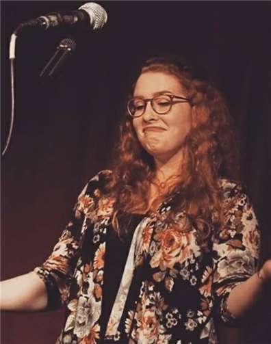 Moderatorin Kathi Hopf hat sich in der Koblenzer Poetry-Slam-Szene einen Namen gemacht.privat