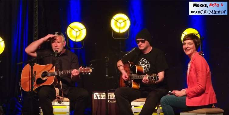 Moderatorin Kathrin Freisberg mit den Musikern von „Silent Kitchen Unplugged“.