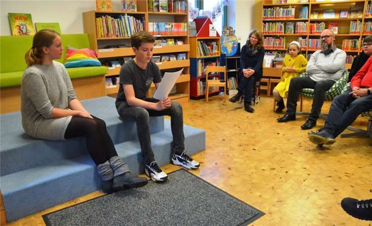 Moderatorin Lara Schmidt lauscht Mikas Lesung aus seinem Fantasy-Projekt.Fotos: privat