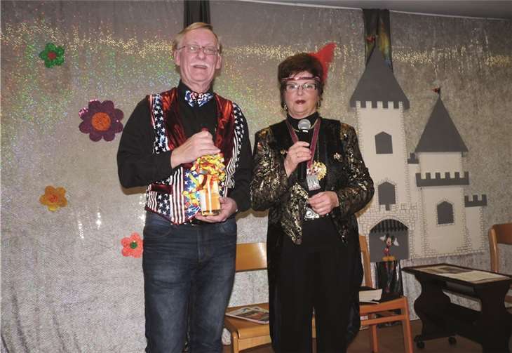 Moderatorin Maria Lempertz zeichnete Hans-Jörg Gelhard für seine langjährigen Verdienste als Techniker aus.