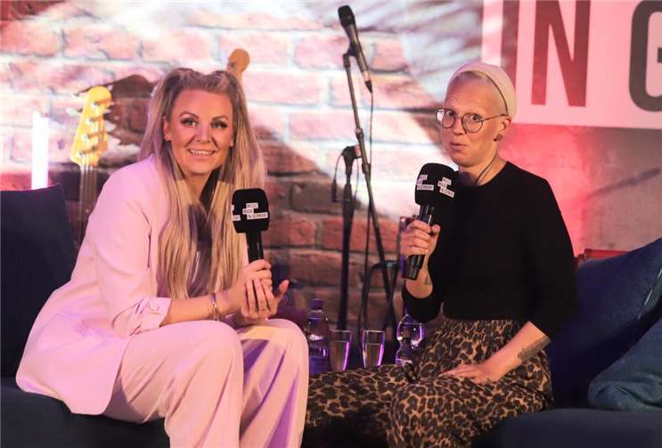 Moderatorin Miriam Audrey Hannah stelle Stefanie Heinzmann einige Fragen. Fotos: WAMFO.DE