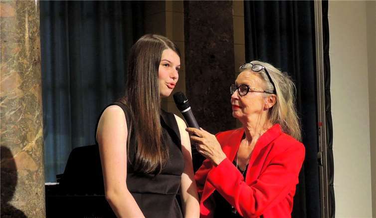 Moderatorin Ritzel im Gespräch mit der 19-jährigen Pianistin Anna Bilo.