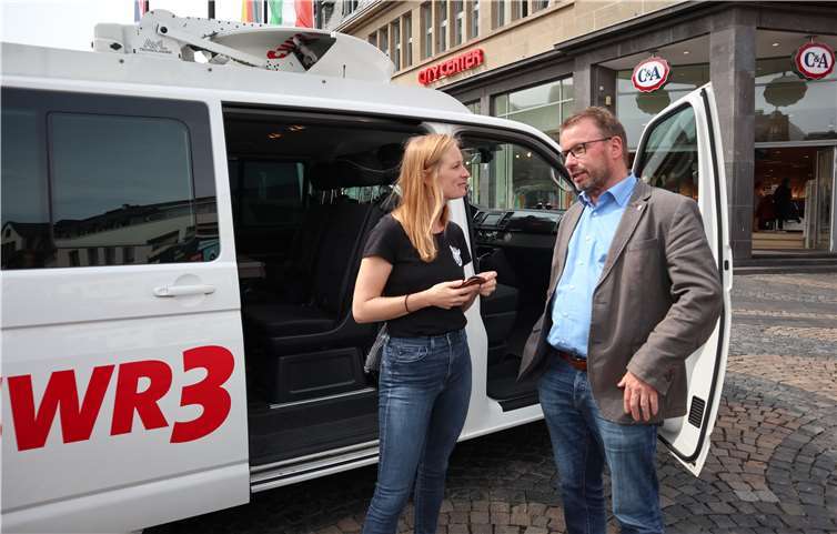 Moderatorin Sabrina Kemmer zusammen mit Oberbürgermeister Wolfgang Treis kurz vor der Eröffnung der Eis-Party in Mayen.