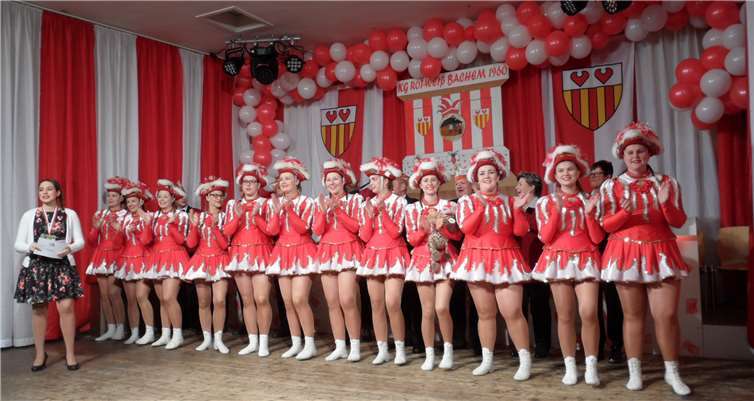 Moderatorin Theresa Ulrich begrüße die Großen Funken der KG Rot Weiß Bachem. Fotos: -IT-