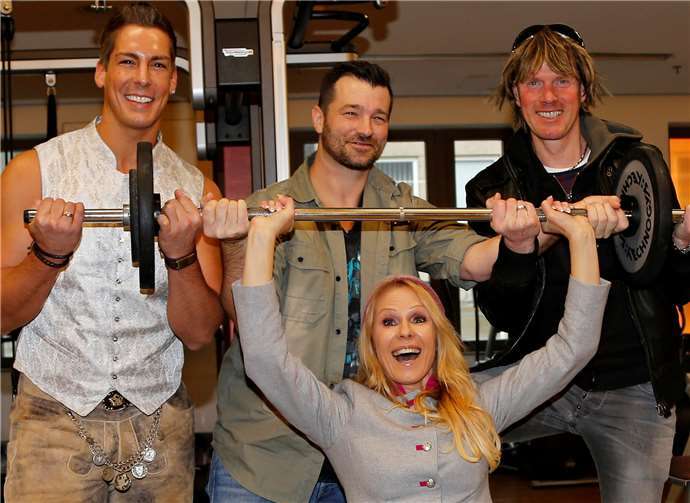 Moderatorin Ulrike Kriegler freut sich: Die Topstars Mickie Krause, Norman Langen und Achim Petery sind fit für die Kölner Hüttengaudi. ds marketing