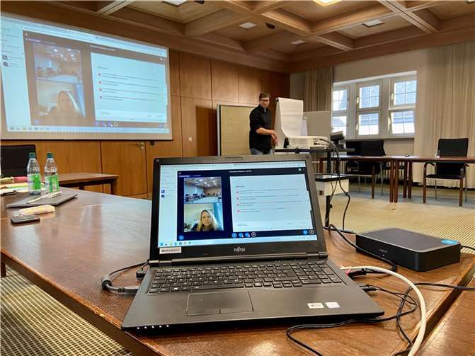 Moderiert durch Arno Schäfer von der Agentur Formrausch und mit Impulsen von Tina Winkel aus Chemnitz. Das Ehrenamtliche Kulturforum auf Einladung der Kulturdezernentin Dr. Margit Theis-Scholz fand diesmal in hybrider Form statt.  Foto: Stadtverwaltung