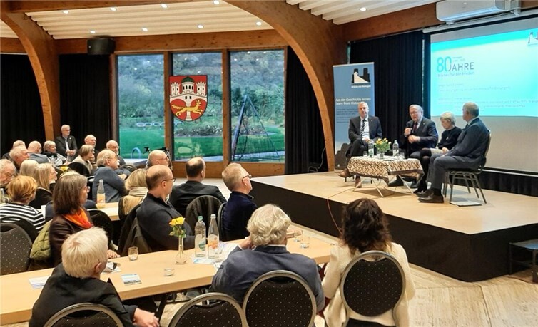 Moderiert vom Vorstandsmitglied Andrew Denison diskutierten Brigitte Seebacher, Historikerin, Journalistin und Ehefrau Willy Brandts, Stefan Weber, Oberst AD vom Landeskommando Rheinland-Pfalz und der US-Diplomat JD Bindenagel das Thema „Wege zum Frieden - Einschätzungen zu aktuellen Herausforderungen“.  Foto: Volker Thehos