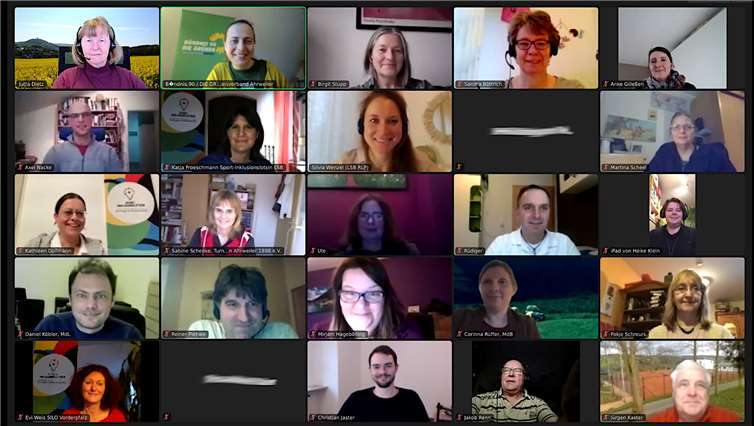 Moderiert von Stefani Jürries (2. v. l. oben) gab es nach den Vorträgen einen regen Austausch unter den Teilnehmenden und den Referentinnen. Foto: BÜNDNIS 90/DIE GRÜNEN KV Ahrweiler