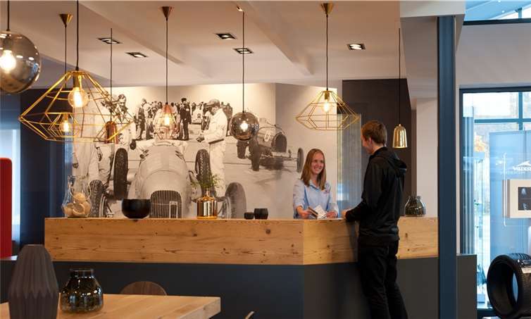 Modern und großer gestaltet sich nun auch der Empfangs- und Bistro-Bereich. privat