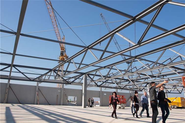 Modern und sehr hell kommt der neue Globus-Markt daher und die Besucher ließen sich einen Rundgang in der Baustelle nicht nehmen.