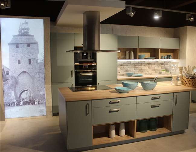 Moderne Küchen bieten vielseitige Farben und Hölzer, Edelstahl-Looks.