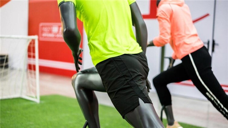 Moderne Sportbekleidung nutzt ausgeklügelte Materialkombinationen, um den vielfältigen Anforderungen beim Training gerecht zu werden.