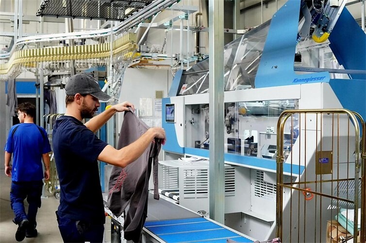 Moderne Technik verbessert die Arbeitsprozesse im Wäscheservice BEST und erleichtern die gleichzeitig für die Mitarbeitenden. Mit Mitteln der Aktion Mensch wurde nun die RFID-gestützte Wäschekennzeichnung eingeführt. Ebenso ist ein moderner Faltroboter im Einsatz.