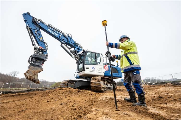 Moderne Technologien und Innovationen nehmen bei Augel eine Schlüsselrolle ein: ob bei Maschinen, Geräten, in der Verfahrenstechnik oder bei den verwendeten Baumaterialien.  Fotos: Dominik Ketz