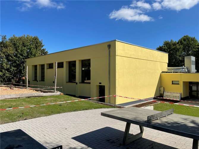 Moderne Wärmepumpe und Lüftungsanlage ergänzen die energetische Ausstattung der Halle.