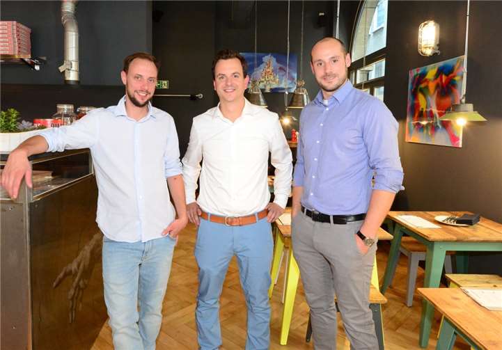 Moderne und ansprechende Gastronomie mit vielen Highlights bieten die beiden Geschäftsführer Clemens Cajan und Malte Tack mit Unterstützung durch Mitgesellschafter und Store Manager, Christian Soens im neuen „DREI HEFEN“ am Münzplatz in der Koblenzer Altstadt. (v.l.).Fotos: Udo Stanzlawski