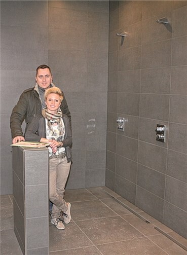 Moderne weitläufige Duschen im Wellness- und Saunabereich.