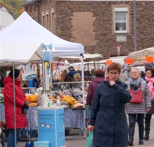 Modeschmuck, Gewürze, Grußkarten und Tüchergab es ebenso wie Textilien, Kurzwaren und Werkzeug.
