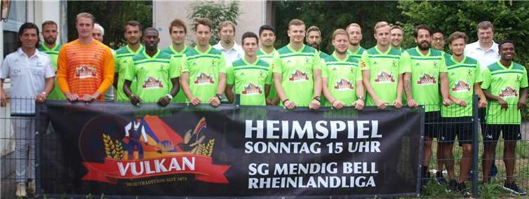 Modisch ist SG Mendig/Bell mit den neuen Trikots in jedem Fall ganz vorne dabei. Die Mannschaft möchte ab der kommenden Woche auch sportlich ein Hingucker in der Rheinlandliga sein. -BLA-