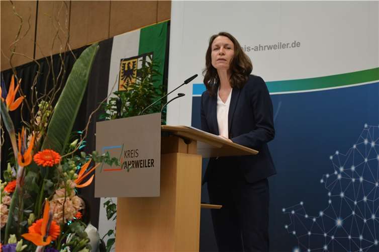 Möchte in acht Jahren auf einen geheilten Kreis blicken: Die neue Landrätin Cornelia Weigand.